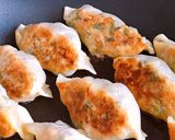 Hình bước làm 6 của món Bánh Xếp Nhật Gyoza Nhân Thịt Chiên Áp Chảo