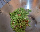 Foto langkah ke 4 dari resep Tumis Kuping Babi dan Buncis.
