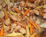 Foto langkah ke 4 dari resep Tumis ayam dan sayuran.