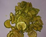 Foto del passaggio 1 della ricetta Finta nerano al mare 🌊 - Spaghetti totani, zucchine e zafferano