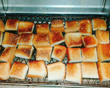 Foto langkah ke 2 dari resep Sweet Rusk Biskuit Kering Simple Dengan Roti Tawar.