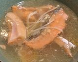 Foto langkah ke 4 dari resep Sup Salmon Belly.