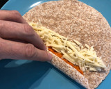 Foto del paso 3 de la receta: Aperitivo de sobrasada, queso y miel en flautas de tortillas de maíz