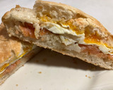 Foto del paso 6 de la receta: Sándwich de chapata con salmón, bacalao y huevo frito