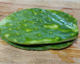 Foto del paso 1 de la receta: Nopales y queso panela asados con salsa verde