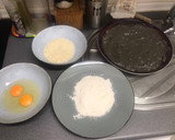 Foto del paso 9 de la receta: Masa para croquetas de tinta, sepia y gambas (truco para una bechamel perfecta)