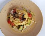 Foto del passaggio 6 della ricetta Linguine vongole di mare zucchine e pomodorini