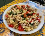 Une image de l'étape 14 de Salade de pâtes au porc, tomates, champignons, feta et cornichons.