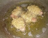 Foto langkah ke 4 dari resep Mie gulung sosis.