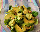 Foto del paso 6 de la receta: Ensalada de canónigos con aguacate, anacardos y guacamole