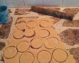 Foto del paso 7 de la receta: Alfajores de chocolate blanco rellenos con dulce de membrillo