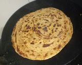 A picture of step 8 of Chilli Garlic laccha parantha.