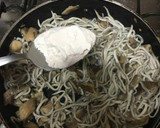 Foto del paso 5 de la receta: Gulas y champiñones envueltas en hojaldre