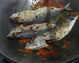 Foto langkah ke 5 dari resep 1050. Ikan Kembung Balado.