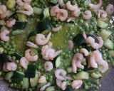 Foto del passaggio 4 della ricetta Pasta,gamberetti,zucchine e piselli(kcal 665 a porzione)