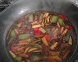 Foto del paso 5 de la receta Salchichas frescas de pollo con verduras y salsa de soja