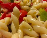 Une image de l'étape 2 de Pâtes chaudes sur lit de salade.