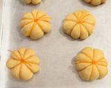 Foto langkah ke 5 dari resep Roti Manis Labu Kuning Isi Coklat.