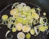 Foto del paso 3 de la receta: Papa rellena con salsa de puerro!
