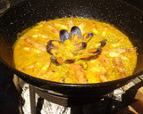 Foto del paso 16 de la receta: Paella mixta al fuego de leña