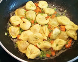 Foto del paso 6 de la receta: Tortelloni de carne con verduras salteadas