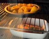 Hình bước làm 2 của món Ức Vịt & Khoai Tây Nướng Muối