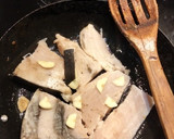 Foto del paso 1 de la receta: Pez espada salteado con patatas guisadas