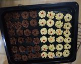 Foto langkah ke 4 dari resep Semprit Coklat Maizena 3 Bahan.