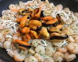Foto del paso 4 de la receta: Pasta de colores con mariscos y calabacín