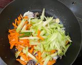 Hình bước làm 3 của món Mực xào su hào carrot