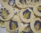 Foto langkah ke 4 dari resep Kukis maizena bunga telang.