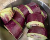 Hình bước làm 2 của món Cà Tím Dồn Thịt Rim Nước Tương