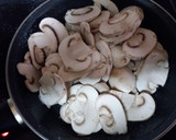 Foto del paso 2 de la receta: Revuelto de champiñones y ajetes tiernos