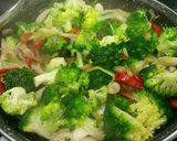 Foto del paso 2 de la receta: Salteado de verduras con tiras de pollo y salsa de soja