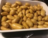 Une image de l'étape 2 de Pommes grenailles au thym, ail et romarin.