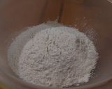 Foto del paso 1 de la receta: Medialunas tiernas de harina con levadura para pizza