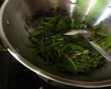 Foto langkah ke 3 dari resep Tumis Kangkung Kecap.