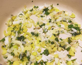 Foto del paso 2 de la receta: Pollo en salsa de setas, trufa y queso azul con verduras