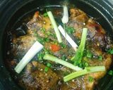 A picture of step 4 of Vietnamese Braised Snakehead Fish in Clay Pot.