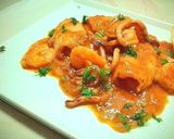 Foto del paso 6 de la receta Chipirones y langostinos con sofrito de tomate