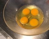 Une image de l'étape 3 de Omelette au riz, emmental et persil.