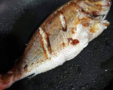 Foto del paso 7 de la receta: Brecas a la plancha con crujiente de ajos y almendras