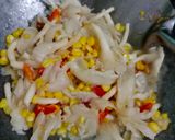 Foto langkah ke 3 dari resep Tumis Jamur Tiram Jagung Pedas.