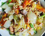 Hình bước làm 3 của món Mì xào thịt heo, xúc xích