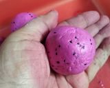 Foto langkah ke 3 dari resep Klepon Buah Naga Cokelat Keju.