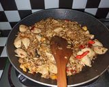 Foto langkah ke 5 dari resep Nasi Goreng Bakso simpel.