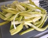 Une image de l'étape 3 de Nids de jeunes poireaux sauce cornichons oignons.