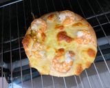Hình bước làm 5 của món Bánh pizza tôm phomai