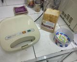 Hình bước làm 1 của món Bánh sandwich trứng rán