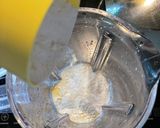 Gambar langkah 2 resipi Martabak Roti Jala.